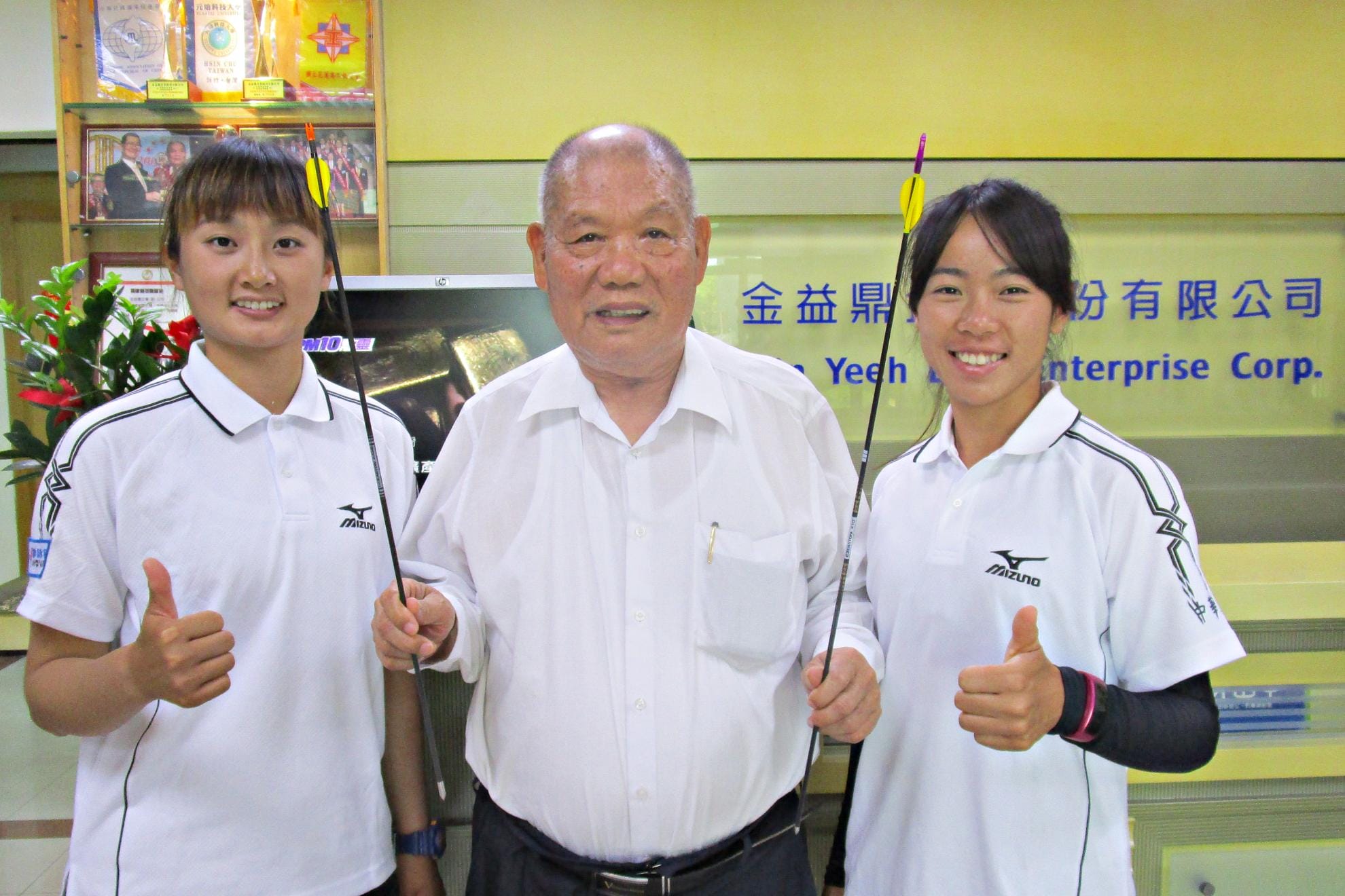 2016年8月29日 奧運銅牌譚雅婷、林詩嘉 拜訪金益鼎董事長莊清旗 2016年8月29日 奧運銅牌譚雅婷、林詩嘉 拜訪金益鼎董事長莊清旗
