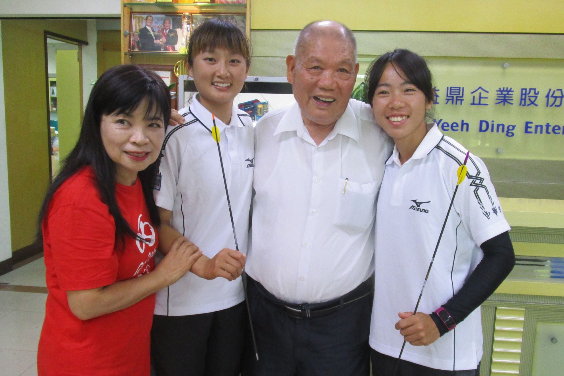 2016年8月29日 奧運銅牌譚雅婷、林詩嘉 拜訪金益鼎董事長莊清旗 2016年8月29日 奧運銅牌譚雅婷、林詩嘉 拜訪金益鼎董事長莊清旗
