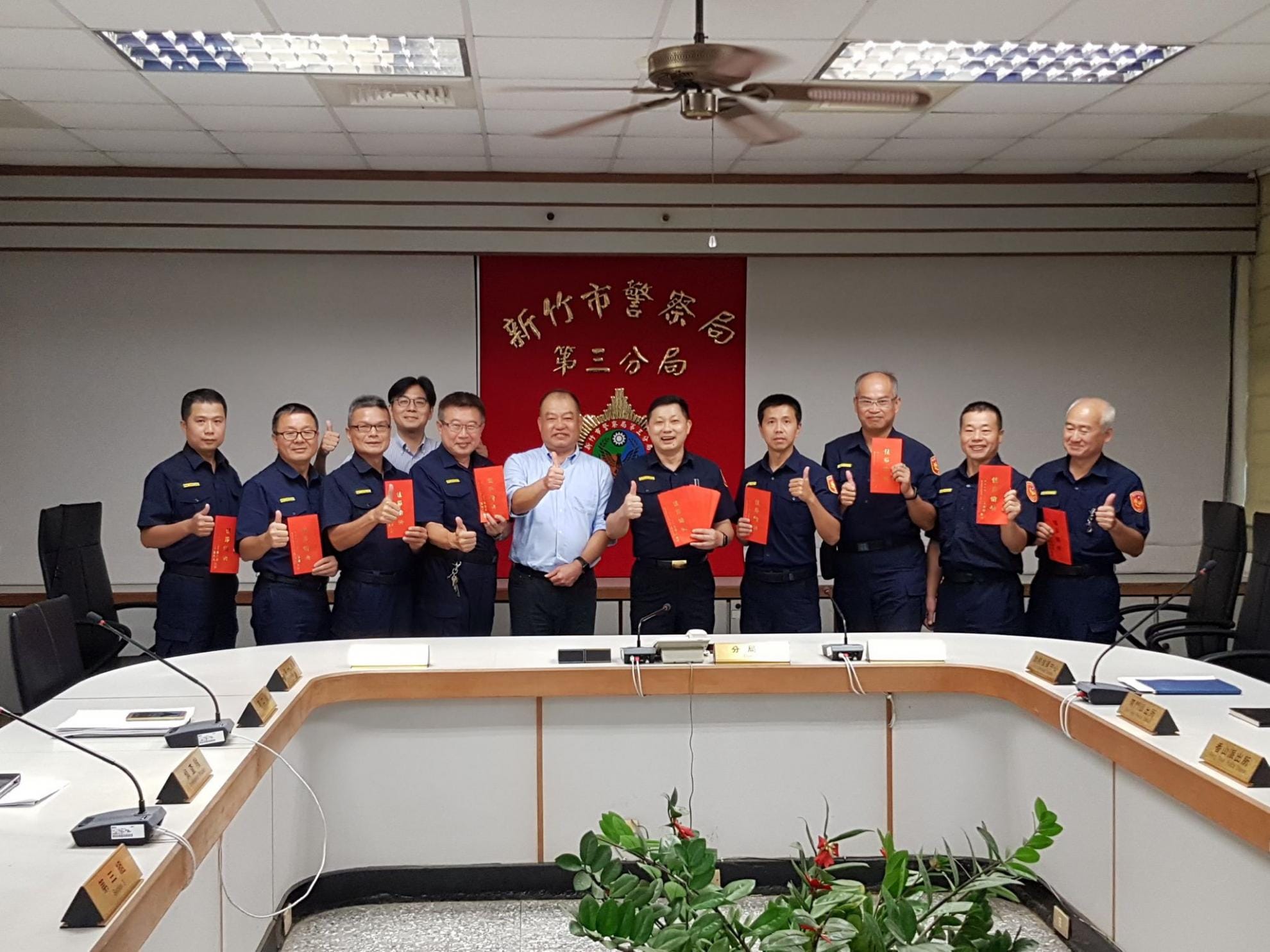 2019年9月12日 2019年頒發中秋節紅包慰勞 新竹市警察局第三分局警員 2019年9月12日 2019年頒發中秋節紅包慰勞 新竹市警察局第三分局警員