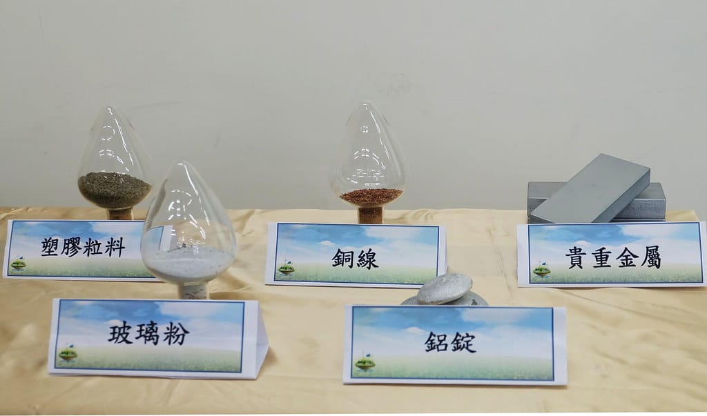 2020年4月29日 廢棄太陽光電板回收機制終於上路 3月底首批處理 片片都要登記 2020年4月29日 廢棄太陽光電板回收機制終於上路 3月底首批處理 片片都要登記