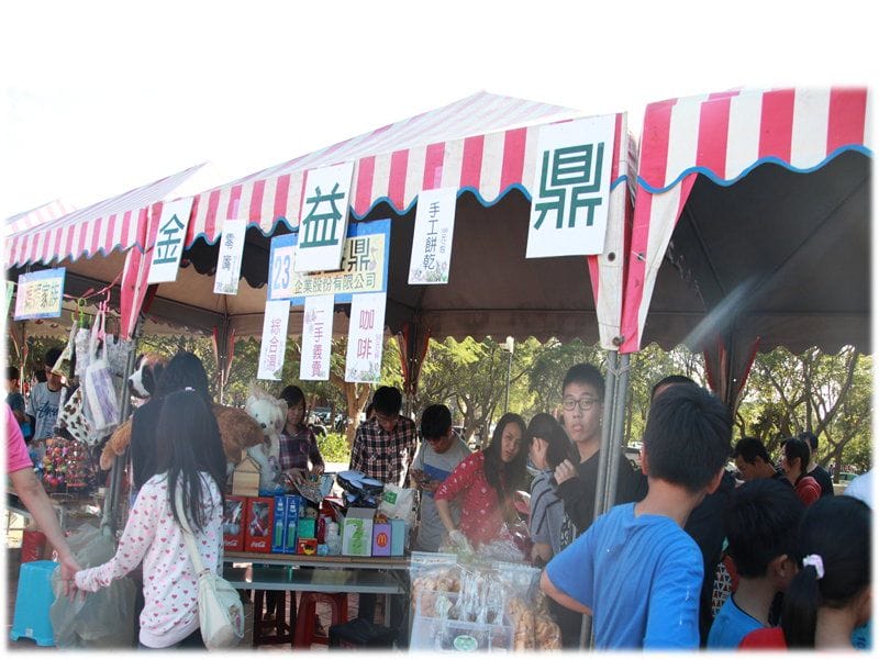 2011年12月8日 金益鼎於12月4日參加新竹家庭扶助中心舉辦『竹風送暖、愛心滿百～100年冬暖慈幼園遊會』